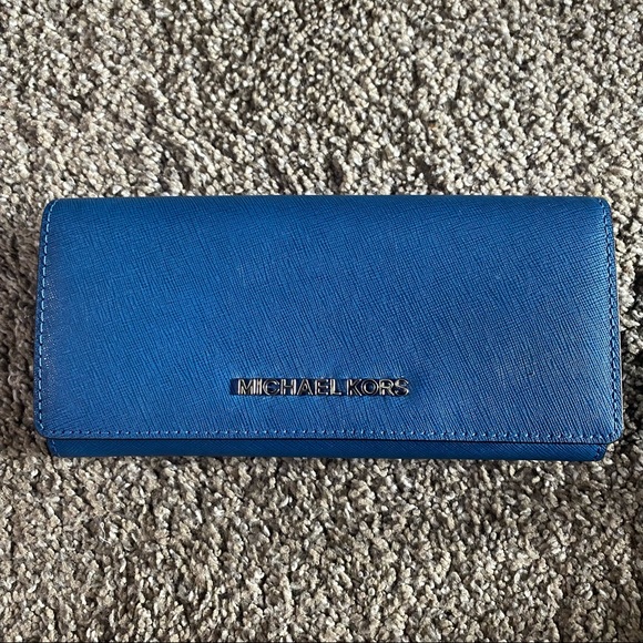 Michael Kors Carryall Leather Wallet - Picture 9 of 9